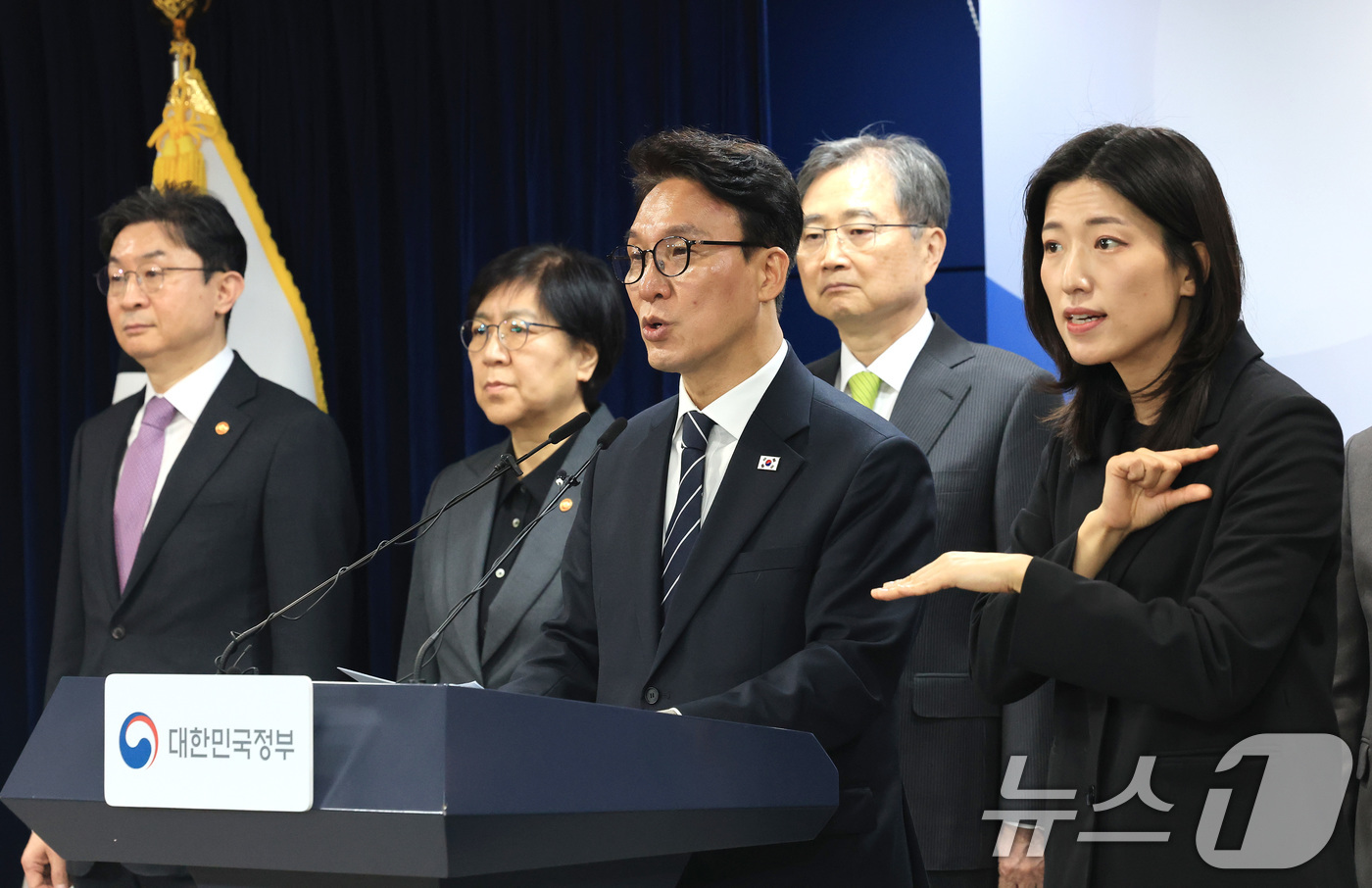 (서울=뉴스1) 임세영 기자 = 김민석 국무총리가 25일 서울 종로구 정부서울청사에서 비상경제 대응체계 관련 브리핑을 하고 있다. 2026.3.25/뉴스1