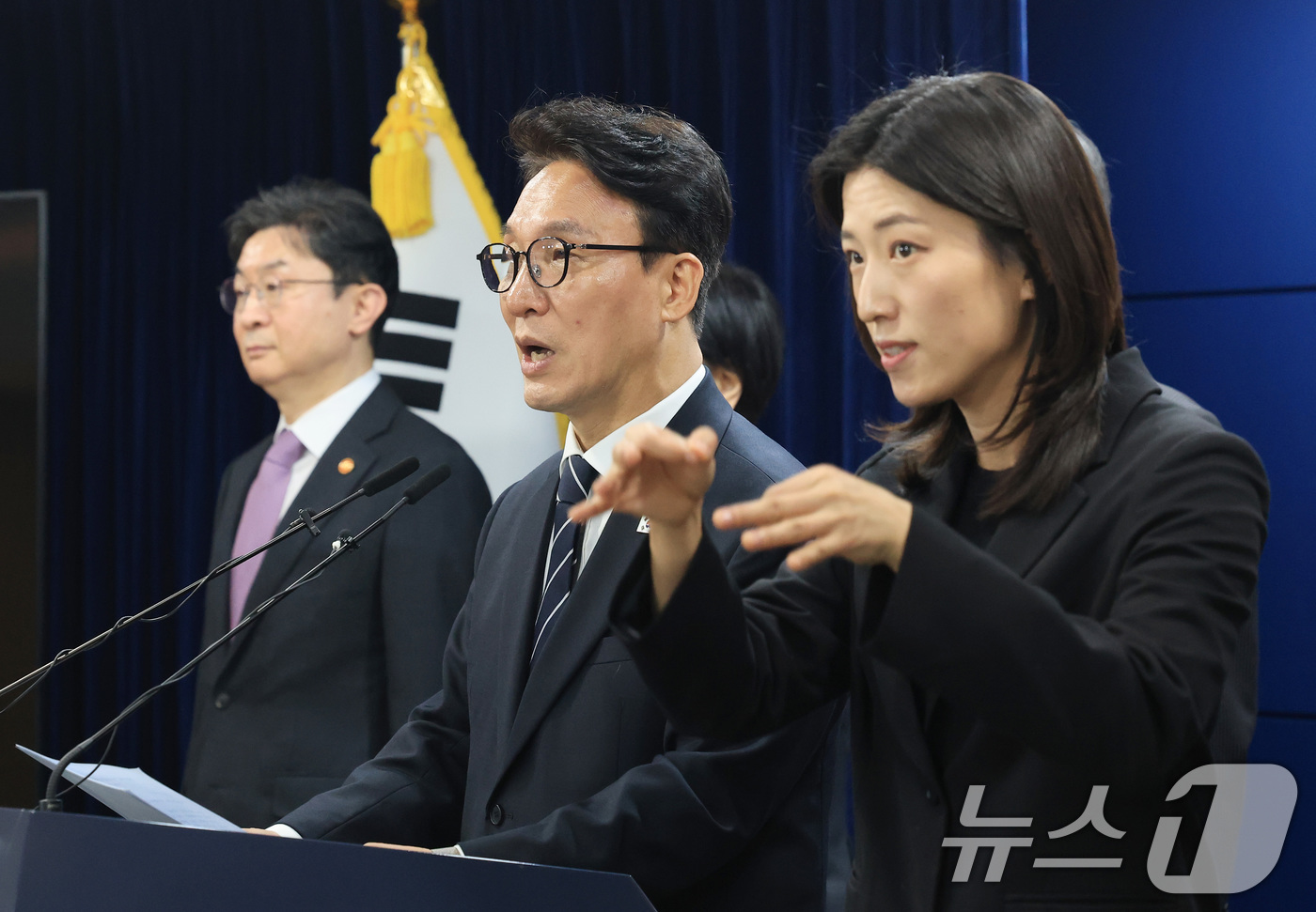 (서울=뉴스1) 임세영 기자 = 김민석 국무총리가 25일 서울 종로구 정부서울청사에서 비상경제 대응체계 관련 브리핑을 하고 있다. 2026.3.25/뉴스1