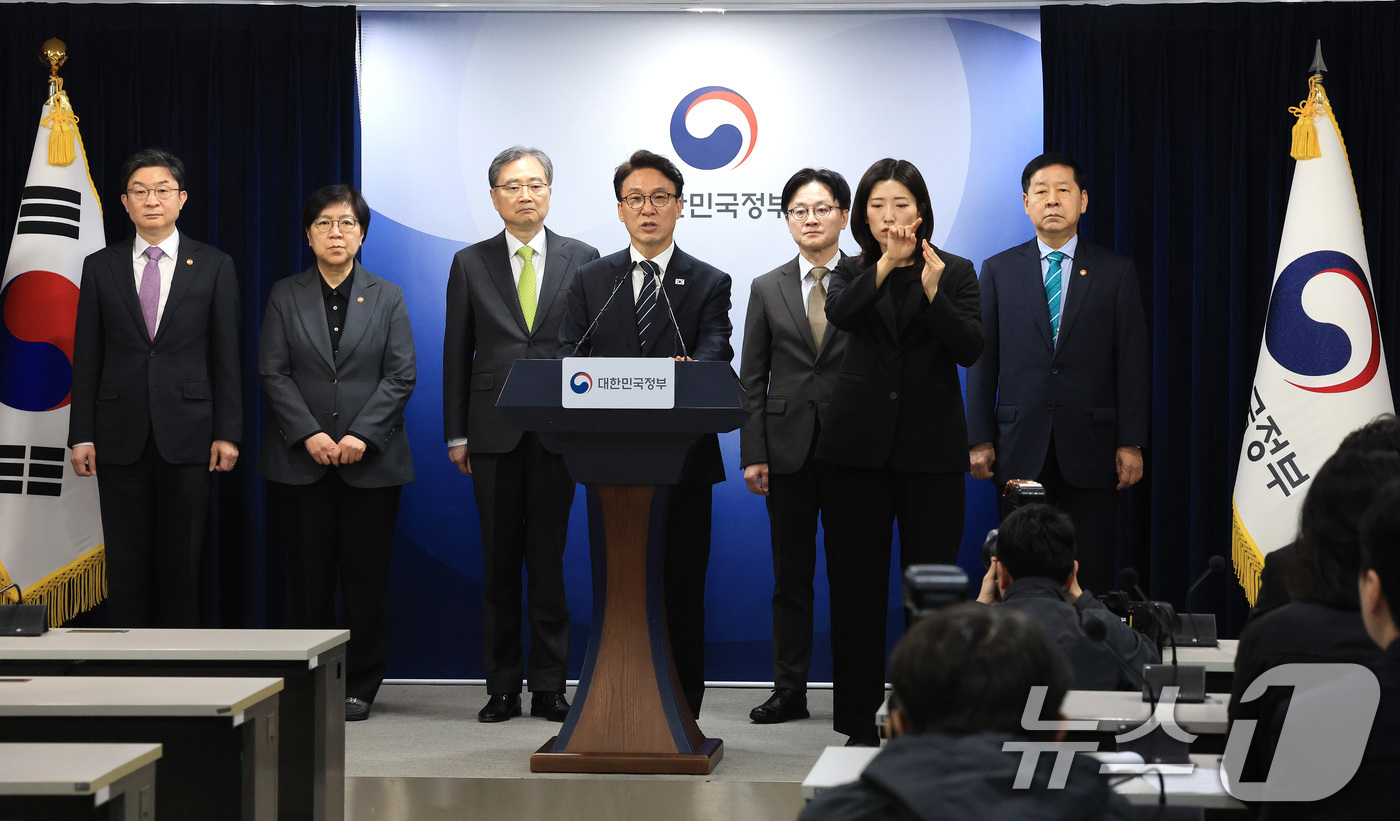 (서울=뉴스1) 임세영 기자 = 김민석 국무총리가 25일 서울 종로구 정부서울청사에서 비상경제 대응체계 관련 브리핑을 하고 있다. 2026.3.25/뉴스1