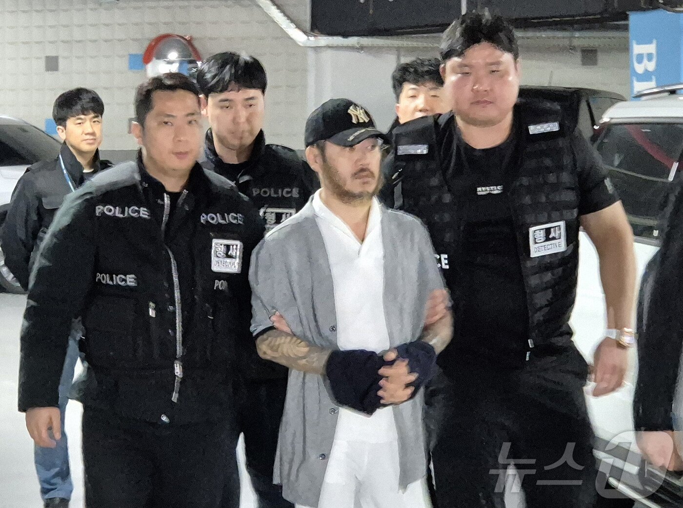 본문 이미지 - 필리핀에서 복역 중이던 이른바 '마약왕' 박왕열(48)이 25일 한국으로 송환된 뒤 의정부 경기북부경찰청으로 이송되고 있다. 2026.3.25 ⓒ 뉴스1 양희문 기자