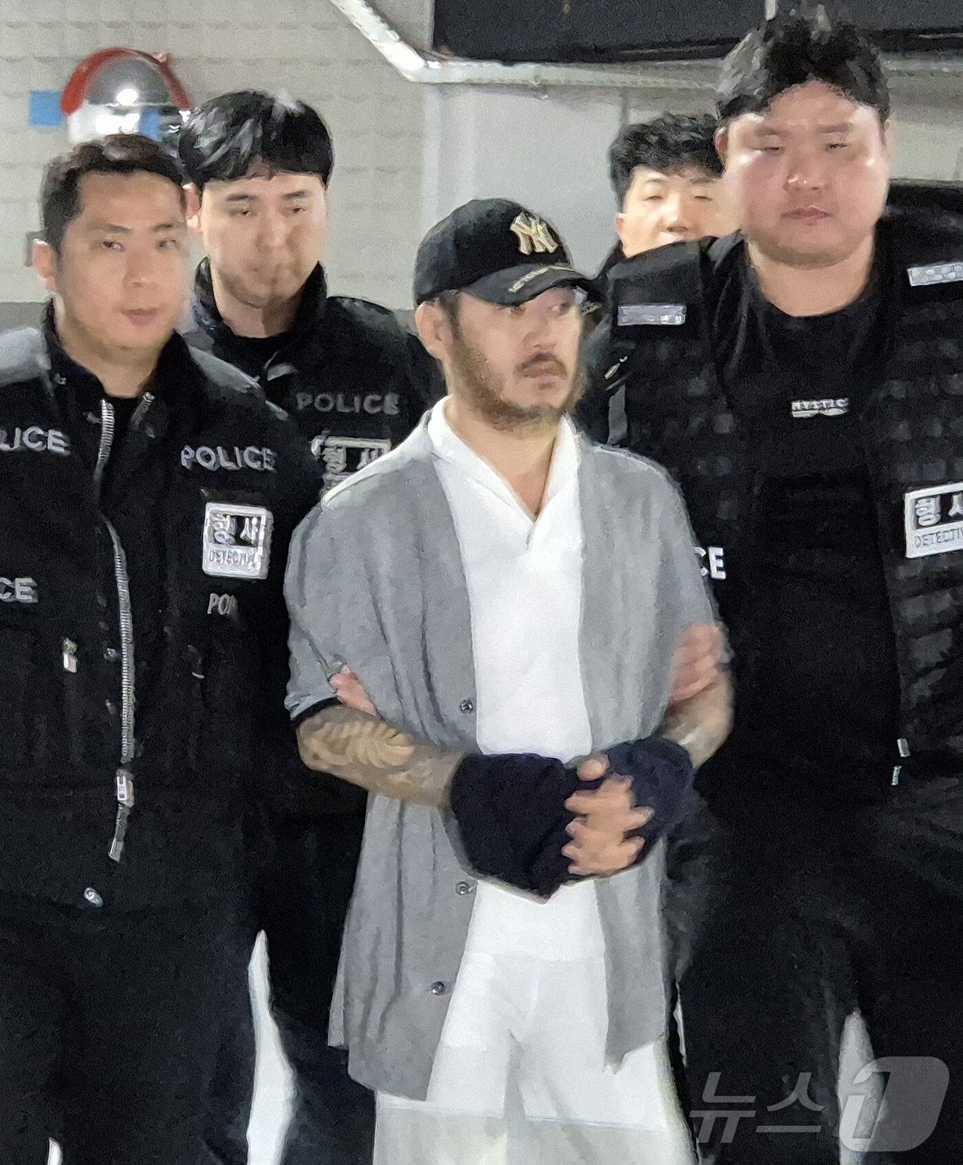 본문 이미지 - 필리핀에서 복역 중이던 이른바 '마약왕' 박왕열이 25일 한국으로 송환된 후 의정부 경기북부경찰청으로 이송되고 있다. 2026.3.25 ⓒ 뉴스1 양희문 기자