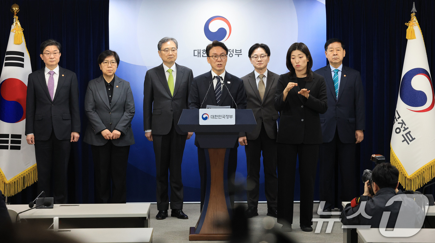 (서울=뉴스1) 임세영 기자 = 김민석 국무총리가 25일 서울 종로구 정부서울청사에서 비상경제 대응체계 관련 브리핑을 하고 있다. 2026.3.25/뉴스1