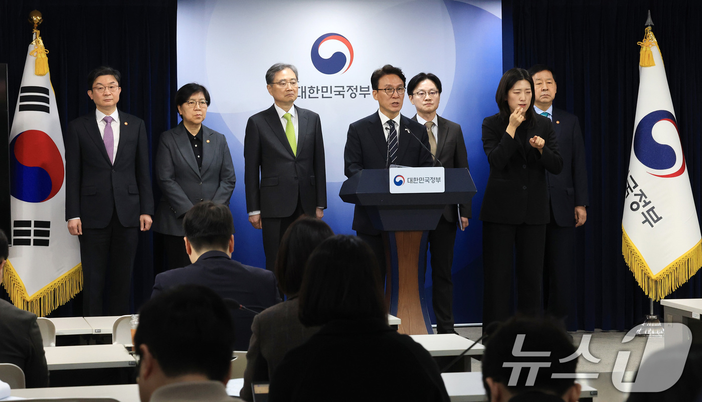 (서울=뉴스1) 임세영 기자 = 김민석 국무총리가 25일 서울 종로구 정부서울청사에서 비상경제 대응체계 관련 브리핑을 하고 있다. 2026.3.25/뉴스1