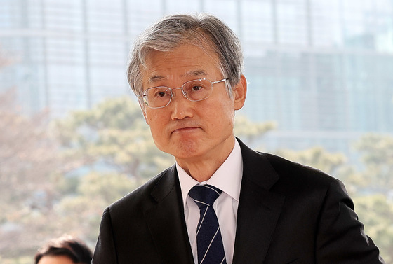 출근하는 조희대 대법원장