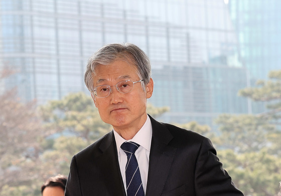 출근하는 조희대 대법원장