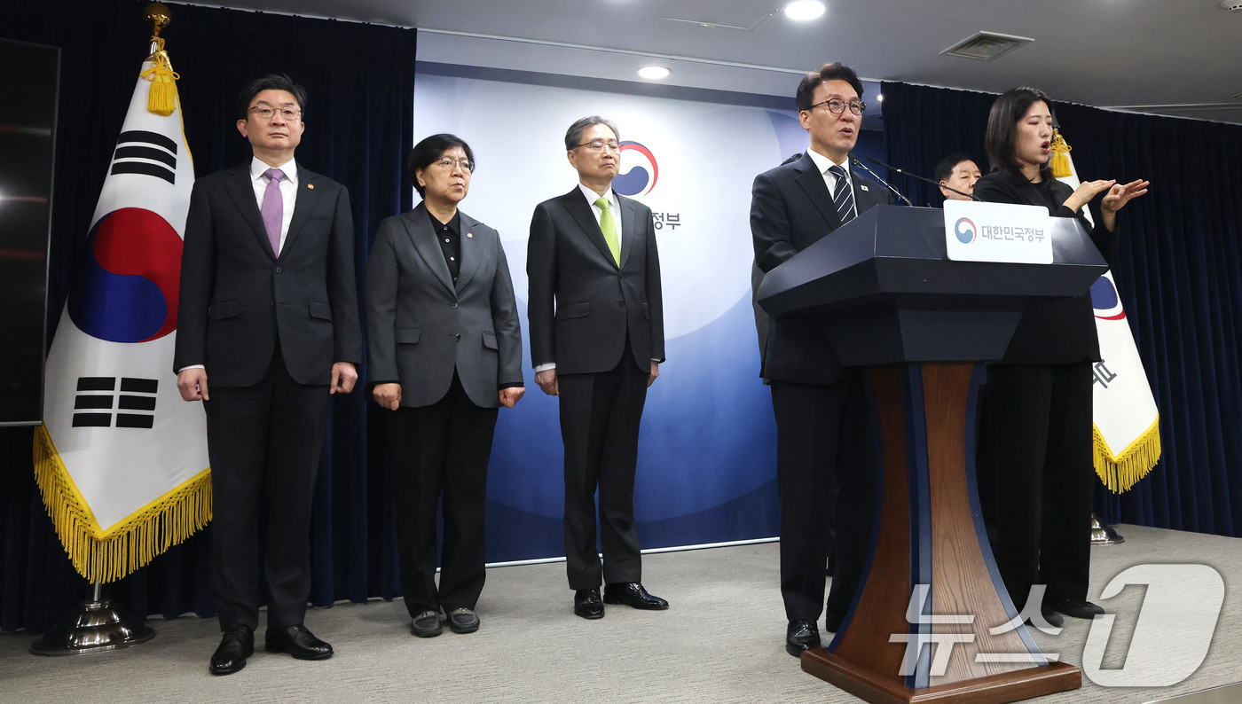 (서울=뉴스1) 임세영 기자 = 김민석 국무총리가 25일 서울 종로구 정부서울청사에서 비상경제 대응체계 관련 브리핑을 하고 있다. 2026.3.25/뉴스1