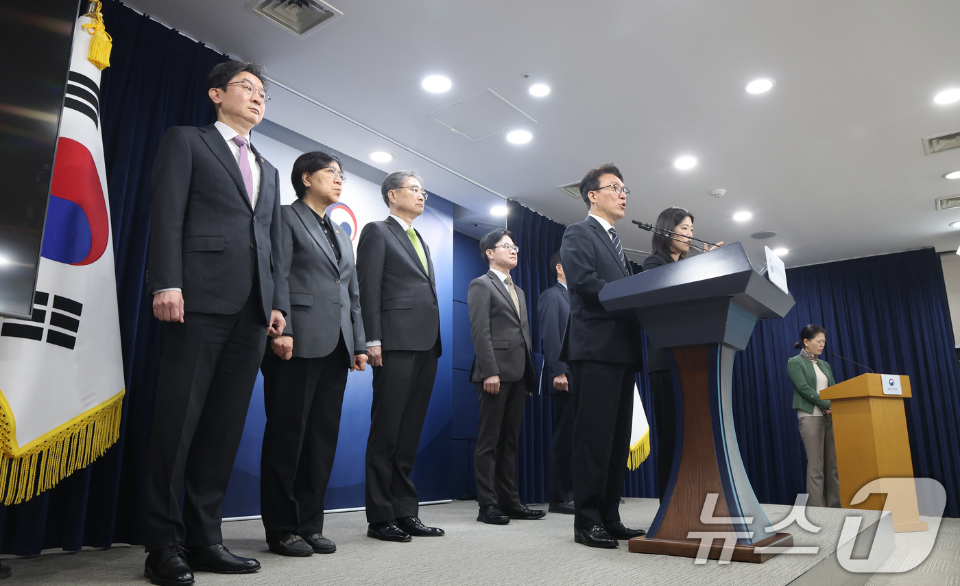 (서울=뉴스1) 임세영 기자 = 김민석 국무총리가 25일 서울 종로구 정부서울청사에서 비상경제 대응체계 관련 브리핑을 하고 있다. 2026.3.25/뉴스1