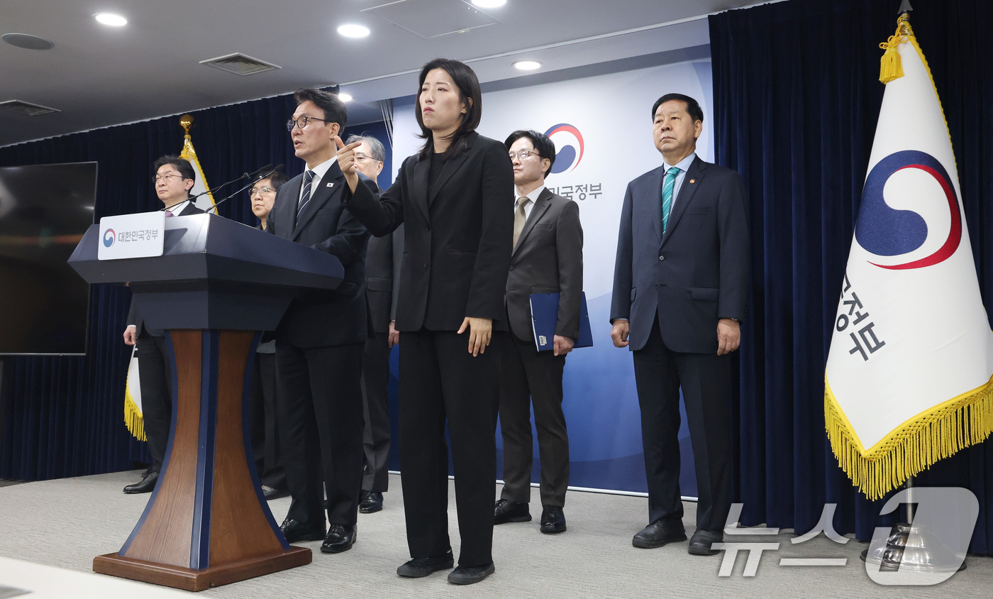 (서울=뉴스1) 임세영 기자 = 김민석 국무총리가 25일 서울 종로구 정부서울청사에서 비상경제 대응체계 관련 브리핑을 하고 있다. 2026.3.25/뉴스1