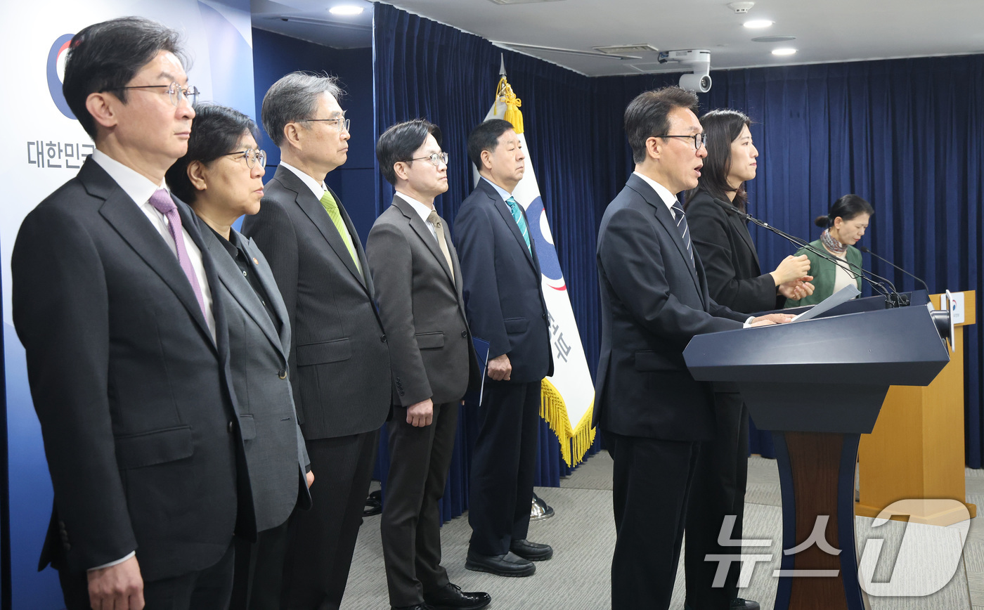 (서울=뉴스1) 임세영 기자 = 김민석 국무총리가 25일 서울 종로구 정부서울청사에서 비상경제 대응체계 관련 브리핑을 하고 있다. 2026.3.25/뉴스1