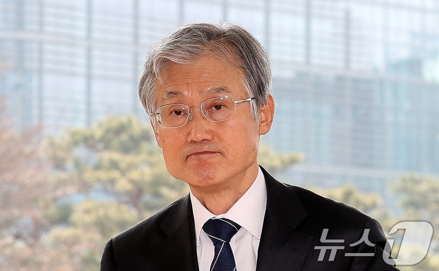 (서울=뉴스1) 박지혜 기자 = 조희대 대법원장이 25일 서울 서초구 대법원으로 출근하고 있다. 2026.3.25/뉴스1