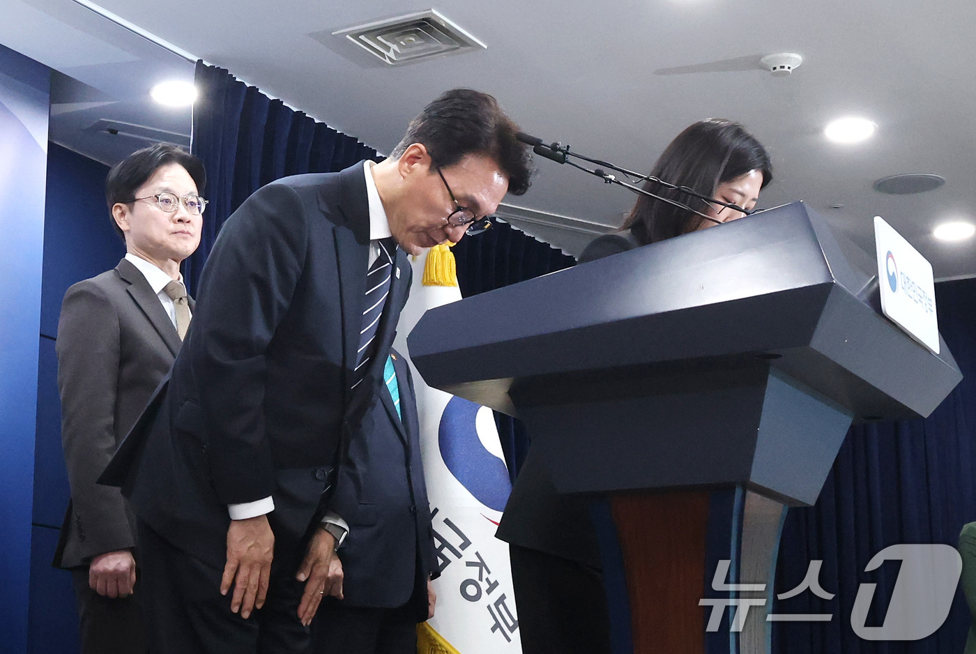 (서울=뉴스1) 임세영 기자 = 김민석 국무총리가 25일 서울 종로구 정부서울청사에서 비상경제 대응체계 관련 브리핑을 마치고 고개 숙여 인사하고 있다. 2026.3.25/뉴스1