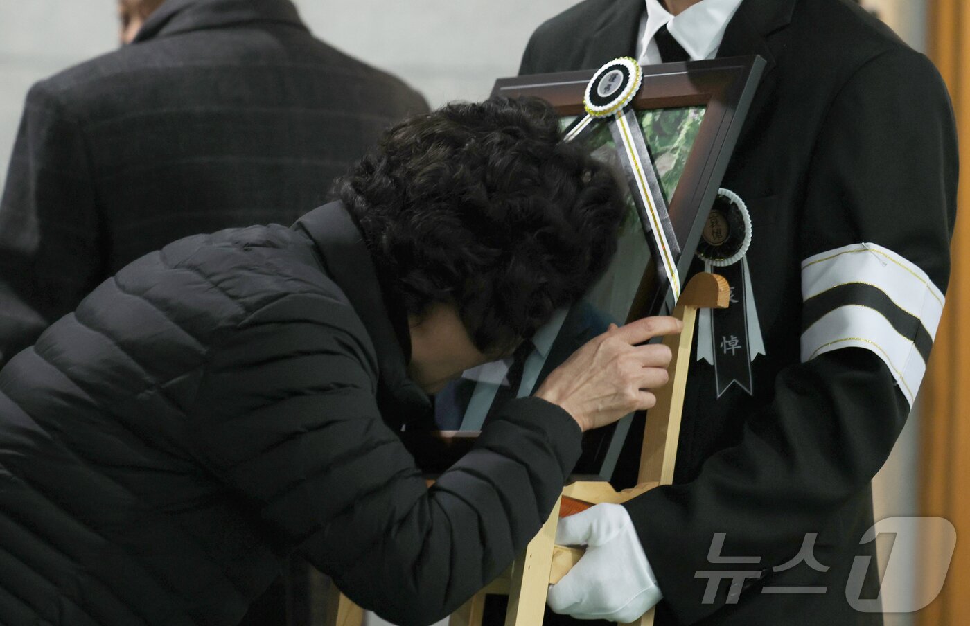 본문 이미지 - 25일 대전 충남대병원 장례식장에서 안전공업 화재 희생자 최 모 씨의 발인식이 엄수됐다. 2026.3.25 ⓒ 뉴스1 김기태 기자