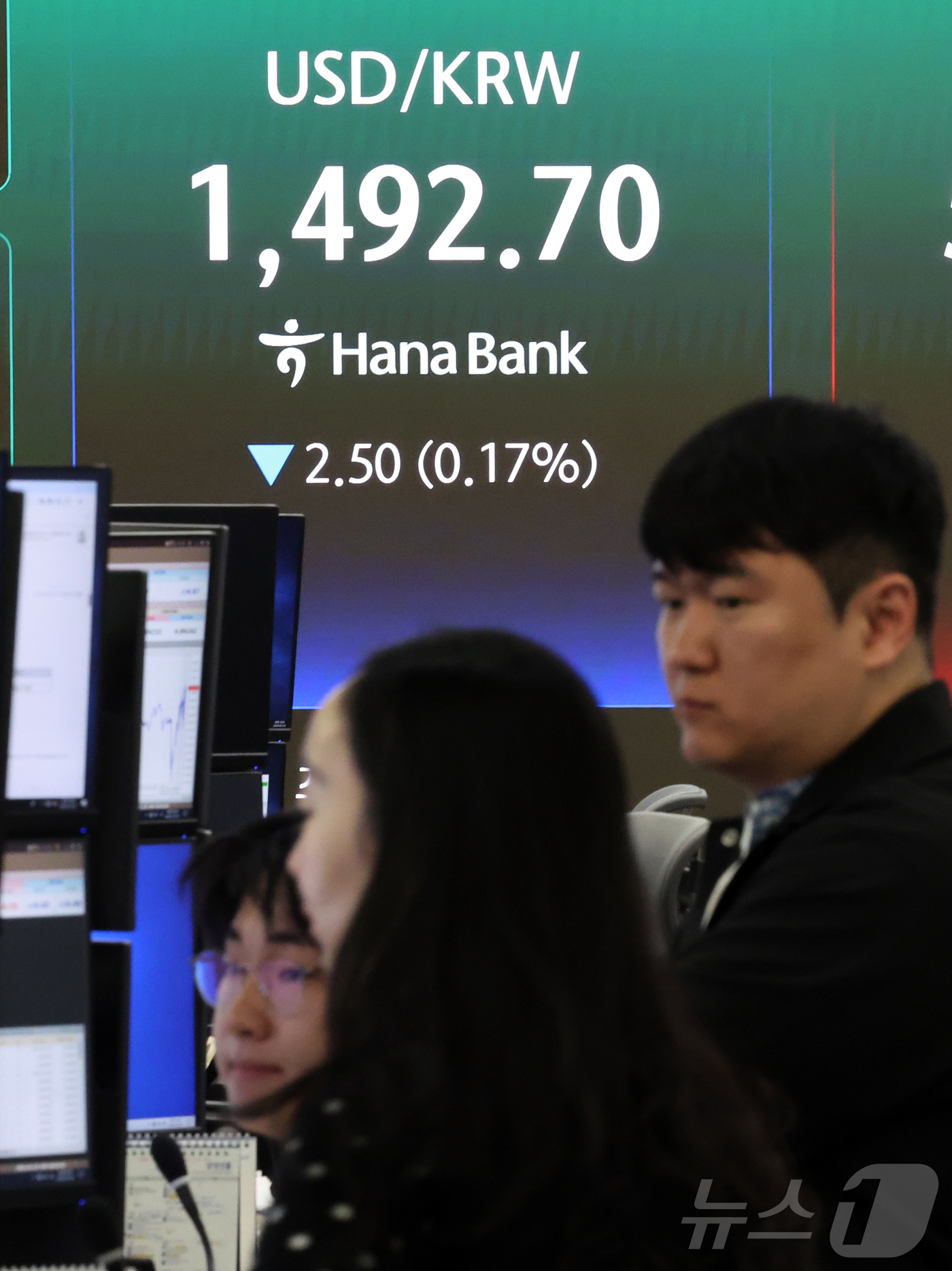 (서울=뉴스1) 김진환 기자 = 25일 서울 중구 하나은행 딜링룸 전광판에 증시 시황이 표시되고 있다.이날 원·달러환율은 2.50원 내린 1492.70원을 기록하고 있다. 2026 …
