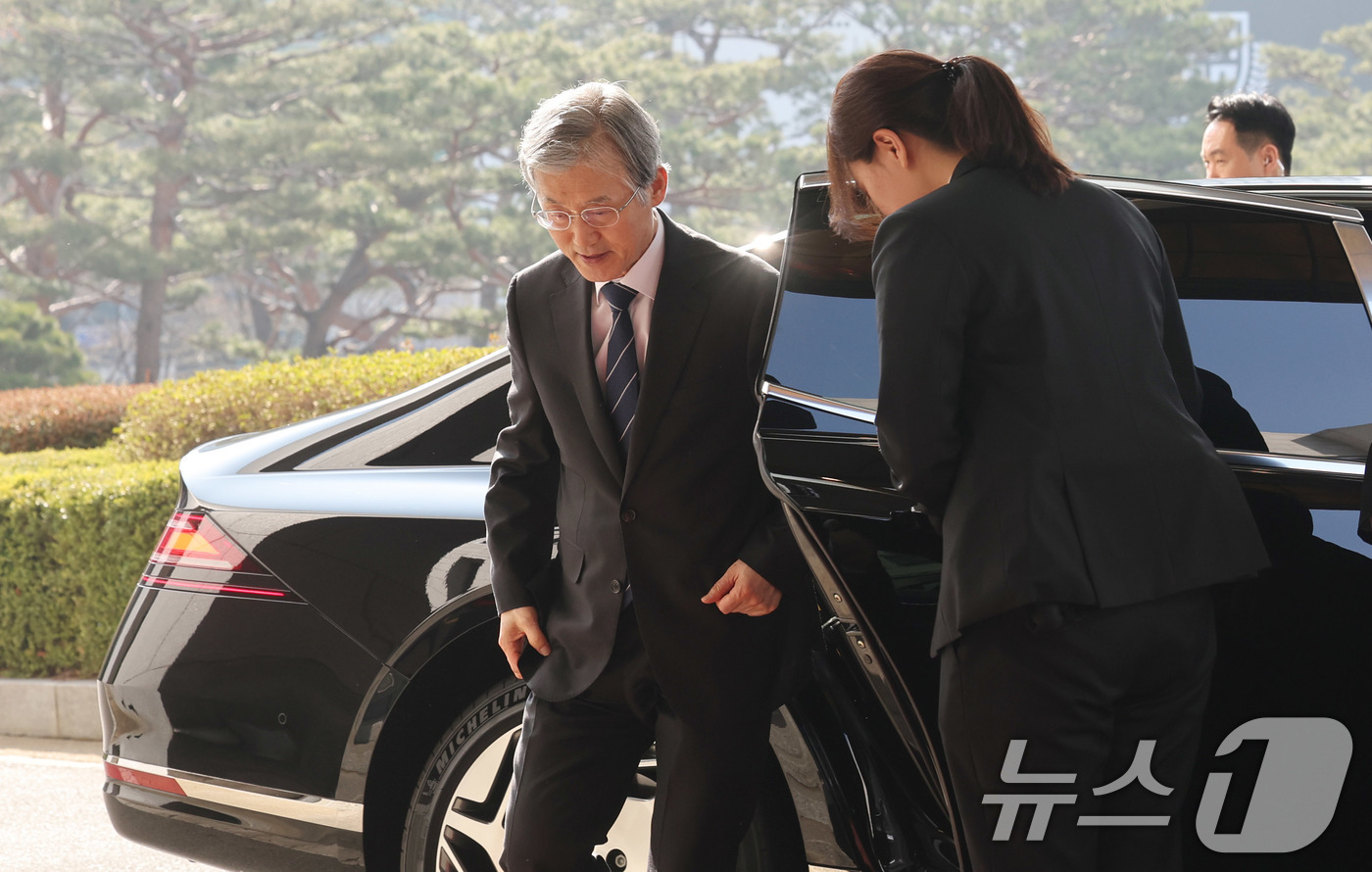 (서울=뉴스1) 박지혜 기자 = 조희대 대법원장이 25일 서울 서초구 대법원으로 출근하고 있다. 2026.3.25/뉴스1