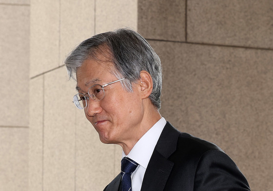 출근하는 조희대 대법원장