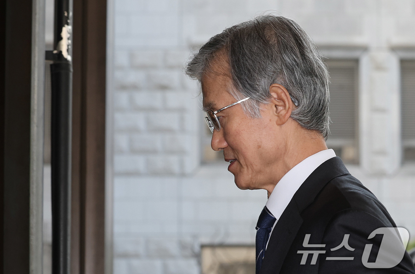 (서울=뉴스1) 박지혜 기자 = 조희대 대법원장이 25일 서울 서초구 대법원으로 출근하고 있다. 2026.3.25/뉴스1