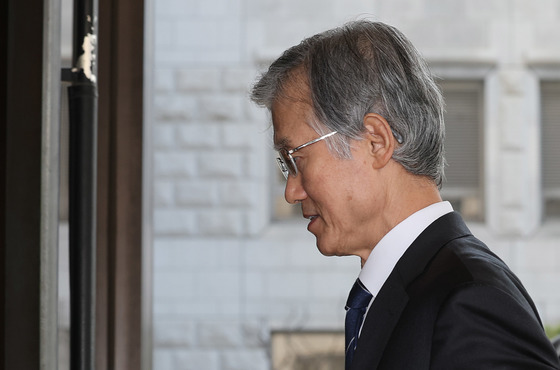 출근하는 조희대 대법원장