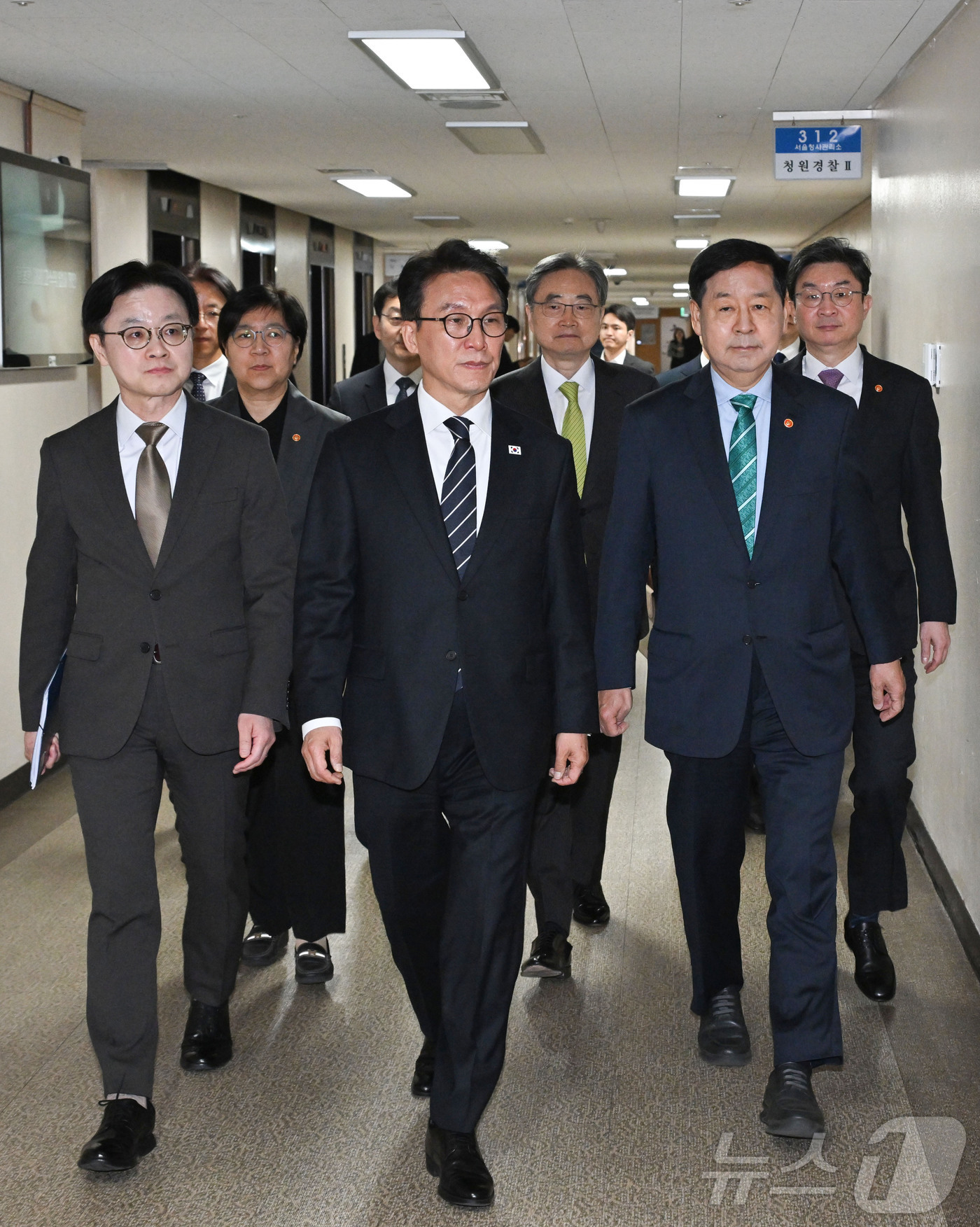 (서울=뉴스1) 임세영 기자 = 김민석 국무총리가 25일 오전 서울 종로구 정부서울청사에서 열린 비상경제 대응체계 관련 브리핑에 참석하고 있다. 앞줄 왼쪽부터 김정관 산업통상부 장 …