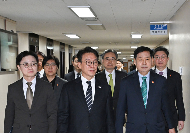 브리핑 참석하는 김민석 총리