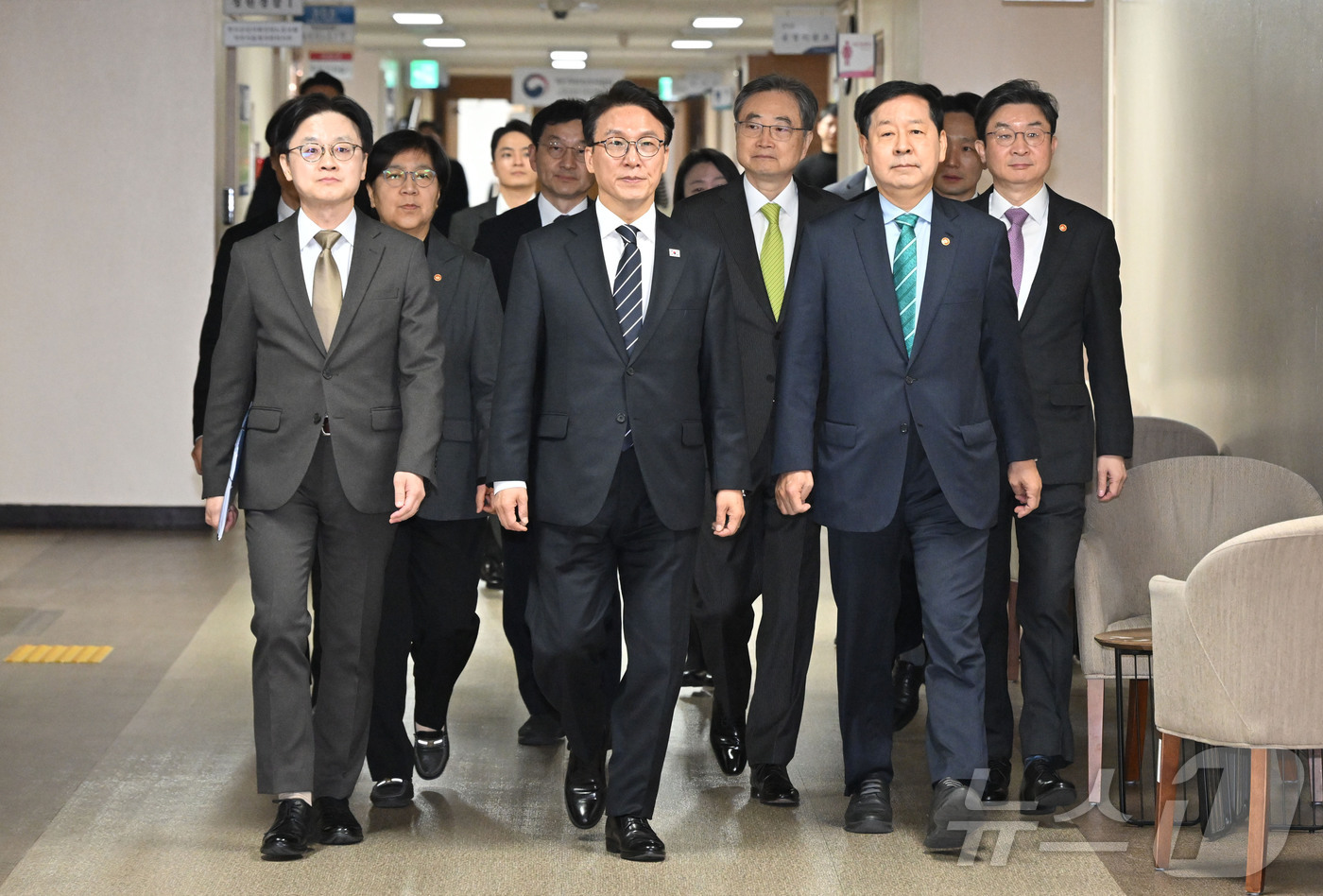 (서울=뉴스1) 임세영 기자 = 김민석 국무총리가 25일 오전 서울 종로구 정부서울청사에서 열린 비상경제 대응체계 관련 브리핑에 참석하고 있다. 앞줄 왼쪽부터 김정관 산업통상부 장 …