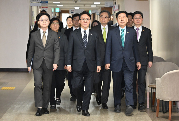 김민석 총리, 비상경제 대응체계 관련 브리핑