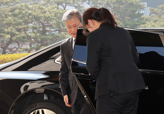 출근하는 조희대 대법원장