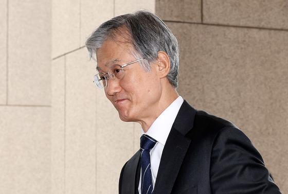 출근하는 조희대 대법원장