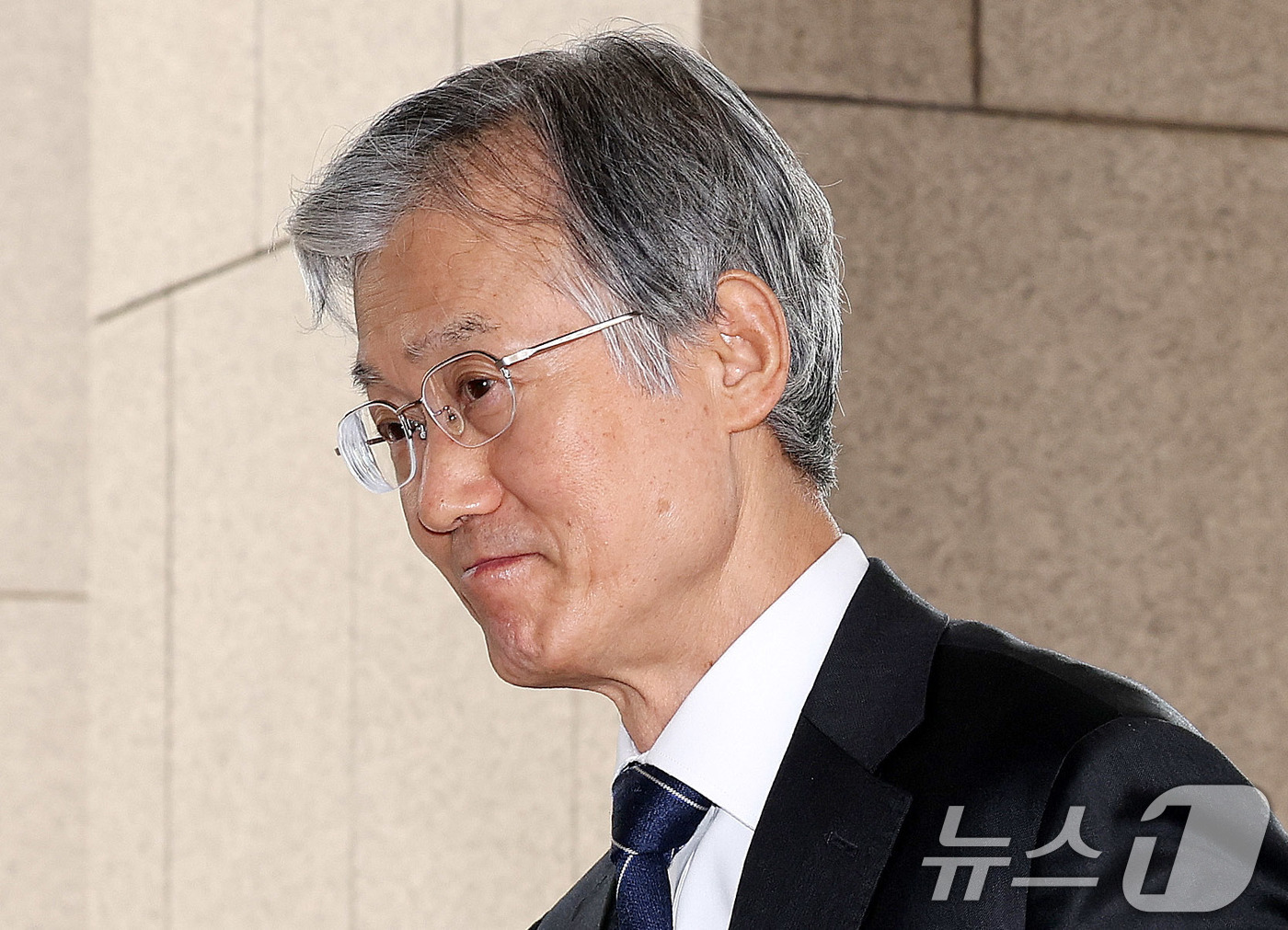 (서울=뉴스1) 박지혜 기자 = 조희대 대법원장이 25일 서울 서초구 대법원으로 출근하고 있다. 2026.3.25/뉴스1