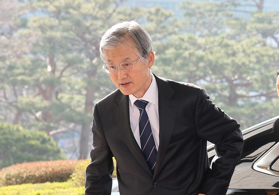 출근하는 조희대 대법원장