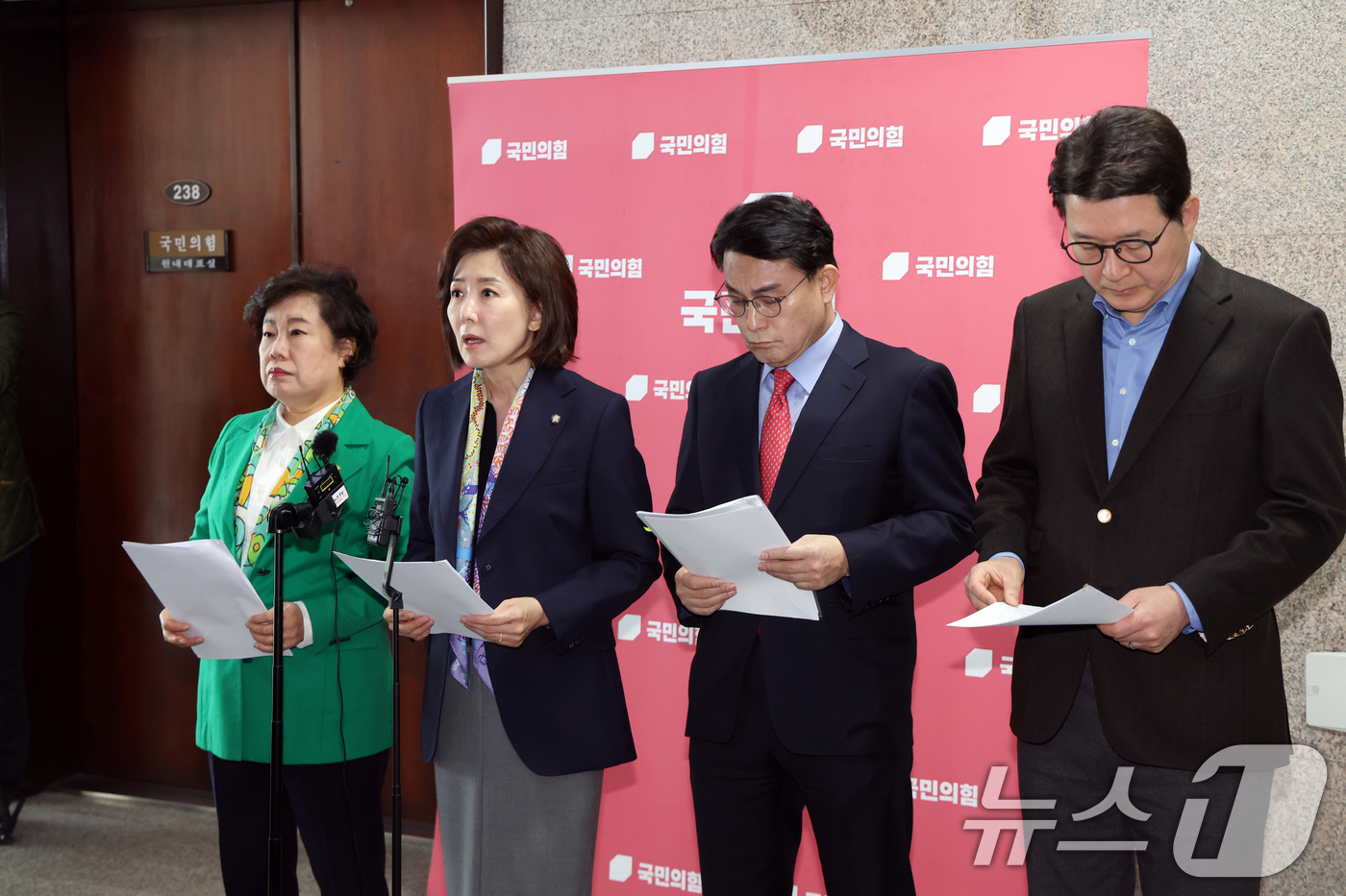 (서울=뉴스1) 황기선 기자 = 나경원 국민의힘 국회 법제사법위원회 간사와 위원들이 25일 오전 서울 여의도 국회에서 '민주당의 상임위독식예고 규탄, 법사위원장 야당에 반환촉구' …