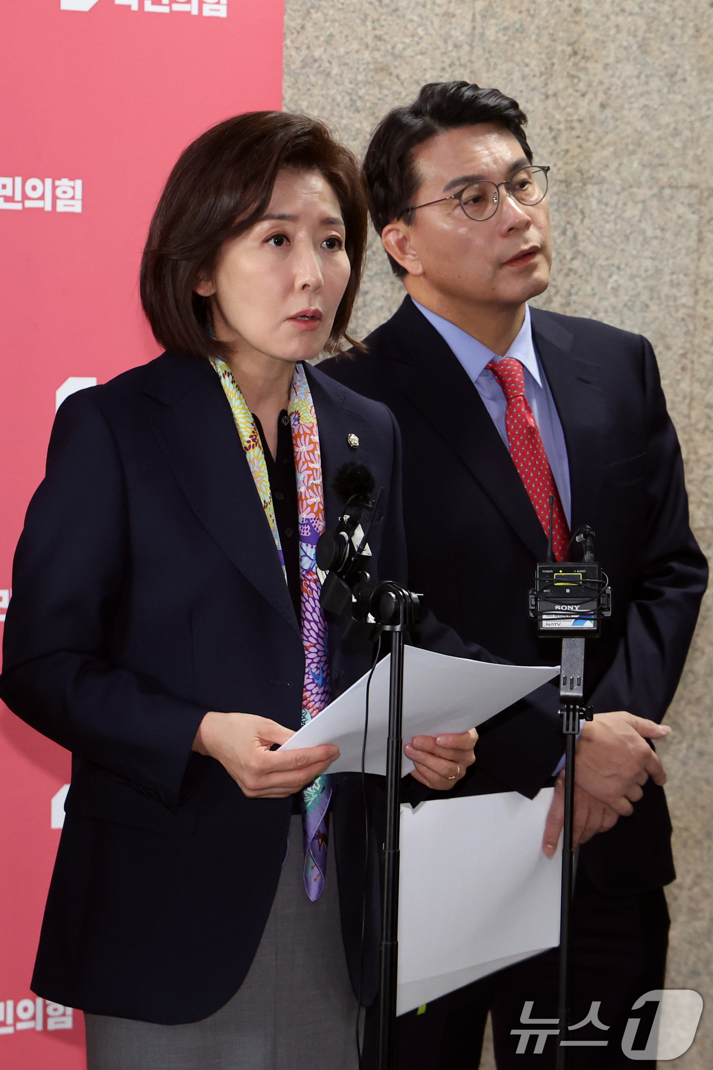 (서울=뉴스1) 황기선 기자 = 나경원 국민의힘 국회 법제사법위원회 간사와 위원들이 25일 오전 서울 여의도 국회에서 '민주당의 상임위독식예고 규탄, 법사위원장 야당에 반환촉구' …