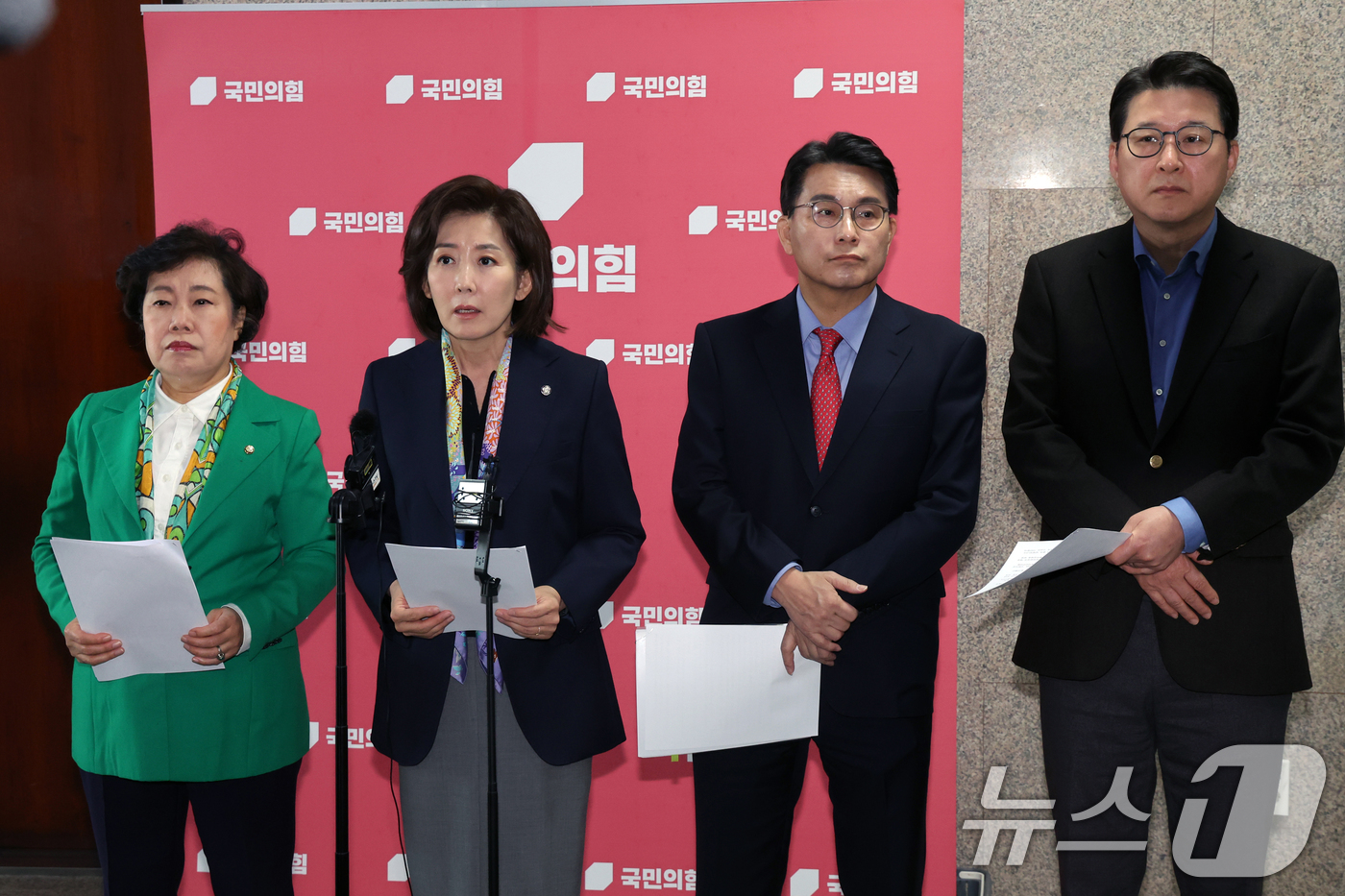 (서울=뉴스1) 황기선 기자 = 나경원 국민의힘 국회 법제사법위원회 간사와 위원들이 25일 오전 서울 여의도 국회에서 '민주당의 상임위독식예고 규탄, 법사위원장 야당에 반환촉구' …