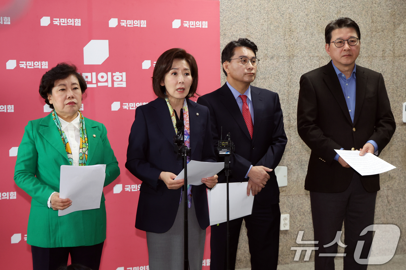 (서울=뉴스1) 황기선 기자 = 나경원 국민의힘 국회 법제사법위원회 간사와 위원들이 25일 오전 서울 여의도 국회에서 '민주당의 상임위독식예고 규탄, 법사위원장 야당에 반환촉구' …