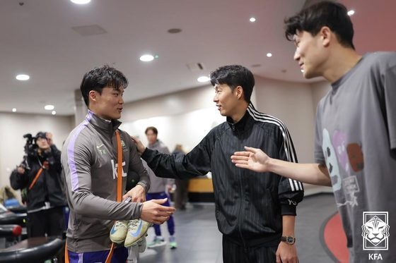 본문 이미지 - 영국에서 열리는 코트디부아르와의 평가전을 앞두고 반갑게 인사 하는 오현규(왼쪽)와 손흥민. 두 사람이 모두 '윈-윈' 할 수 있는 조합을 찾아야한다. (대한축구협회 제공)