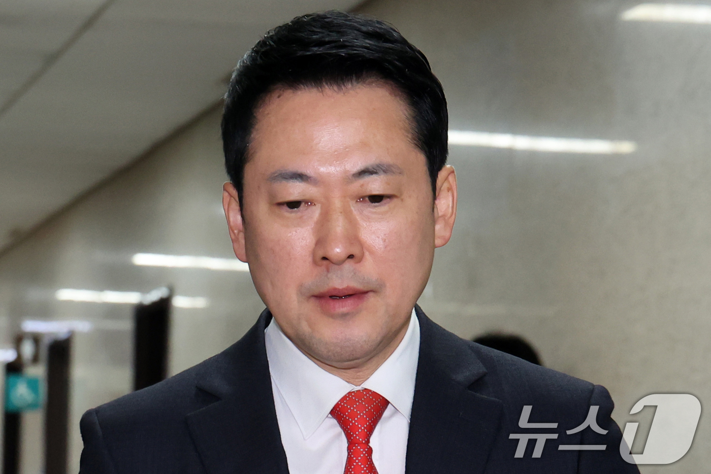 (서울=뉴스1) 황기선 기자 = 장동혁 국민의힘 대표가 25일 오전 서울 여의도 국회 당대표실에서 원내대표실로 발걸음을 옮기고 있다. 2026.3.25/뉴스1