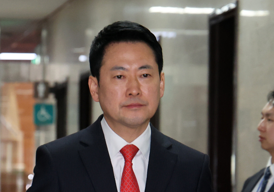 원내대표실로 이동하는 장동혁 대표