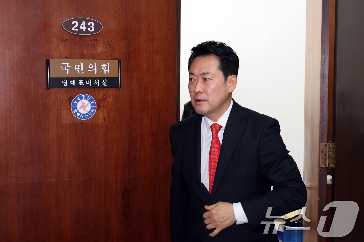 (서울=뉴스1) 황기선 기자 = 장동혁 국민의힘 대표가 25일 오전 서울 여의도 국회 당대표실에서 원내대표실로 발걸음을 옮기고 있다. 2026.3.25/뉴스1