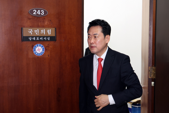 원내대표실로 발걸음 옮기는 장동혁 대표