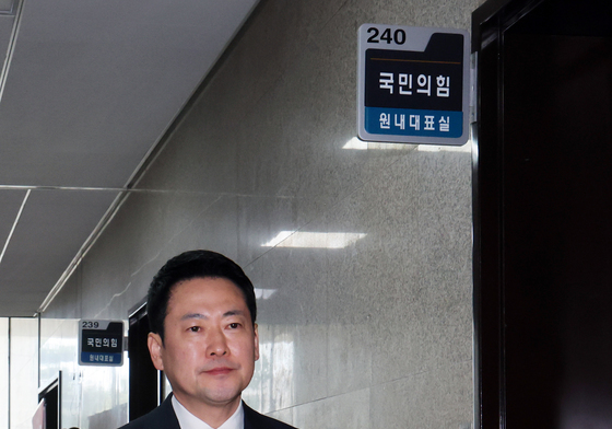 원내대표실 나서는 장동혁 대표