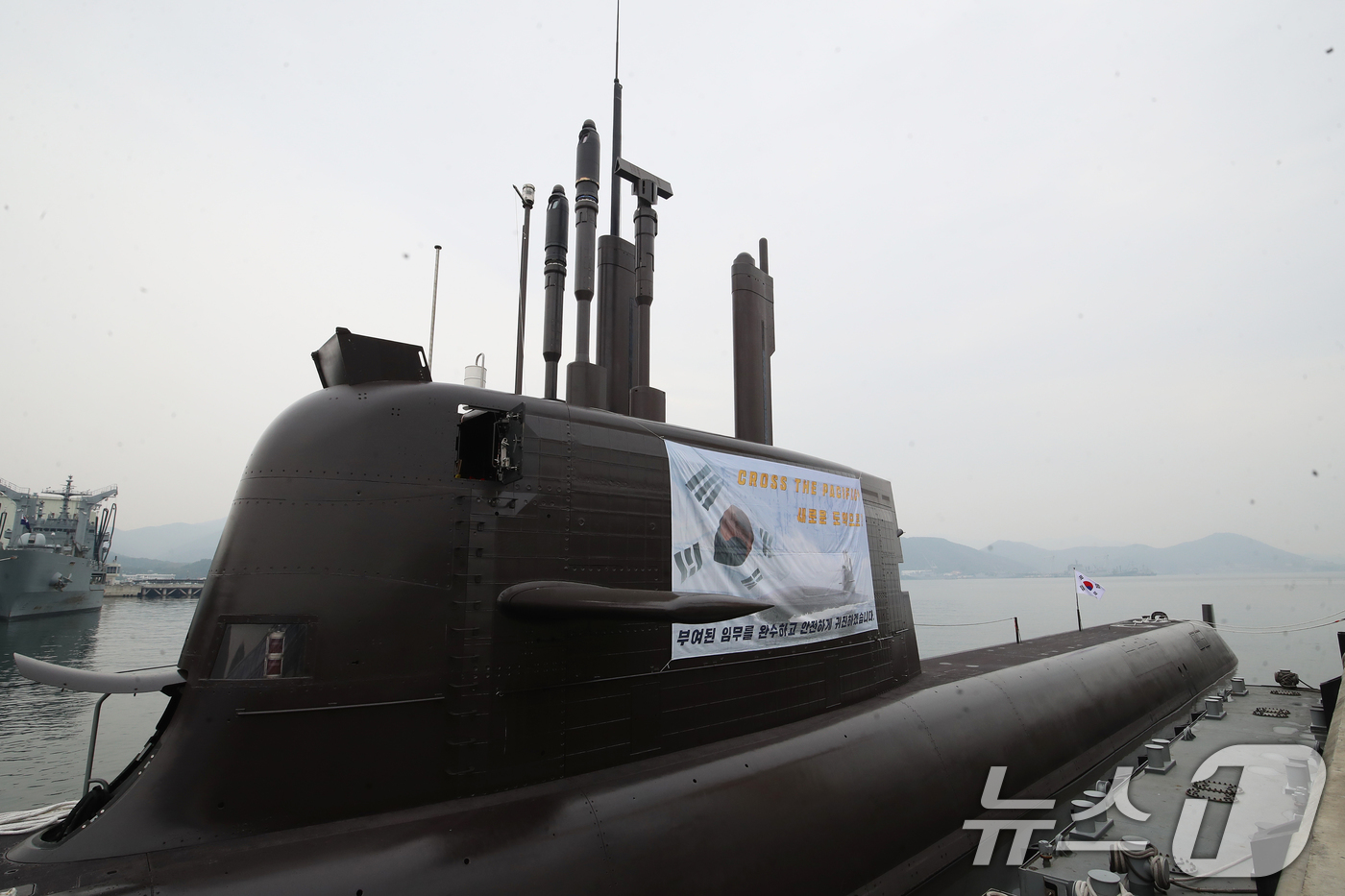 (창원=뉴스1) 윤일지 기자 = 25일 경남 창원 진해구 해군잠수함사령부에서 열린 도산안창호함 한국·캐나다 해군 연합협력훈련 환송행사에서 출항을 앞둔 도산안창호함이 정박해 있다.대 …