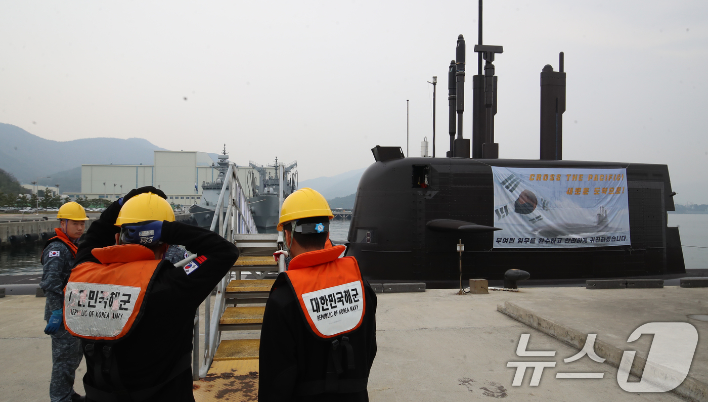 (창원=뉴스1) 윤일지 기자 = 25일 경남 창원 진해구 해군잠수함사령부에서 열린 도산안창호함 한국·캐나다 해군 연합협력훈련 환송행사에서 출항을 앞둔 도산안창호함이 정박해 있다.대 …