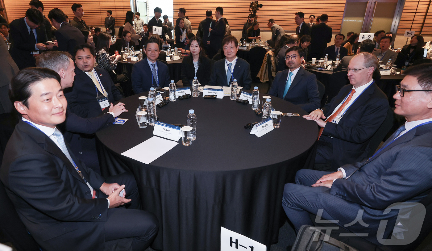 (서울=뉴스1) 김성진 기자 = 이찬진 금융감독원장(가운데)이 25일 서울 영등포구 여의도 한국경제인협회에서 열린 외국계 금융회사 대상 연례 업무설명회인 'FSS SPEAKS 20 …