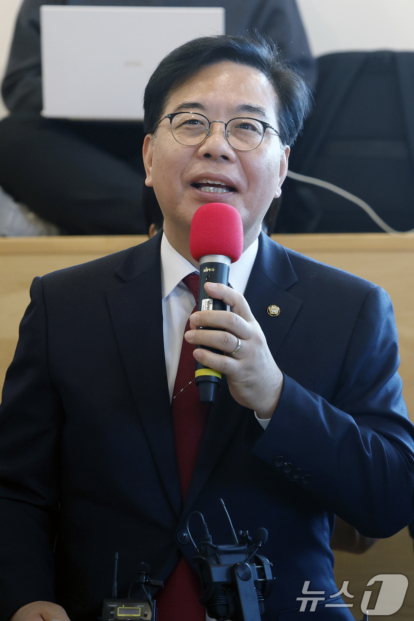 (서울=뉴스1) 박정호 기자 = 송언석 국민의힘 원내대표가 25일 오전 서울시 영등포구 여의대로 디지털자산거래소 코인원에서 열린 디지털자산 과세제도 개선 관련 현장 간담회에서 인사 …