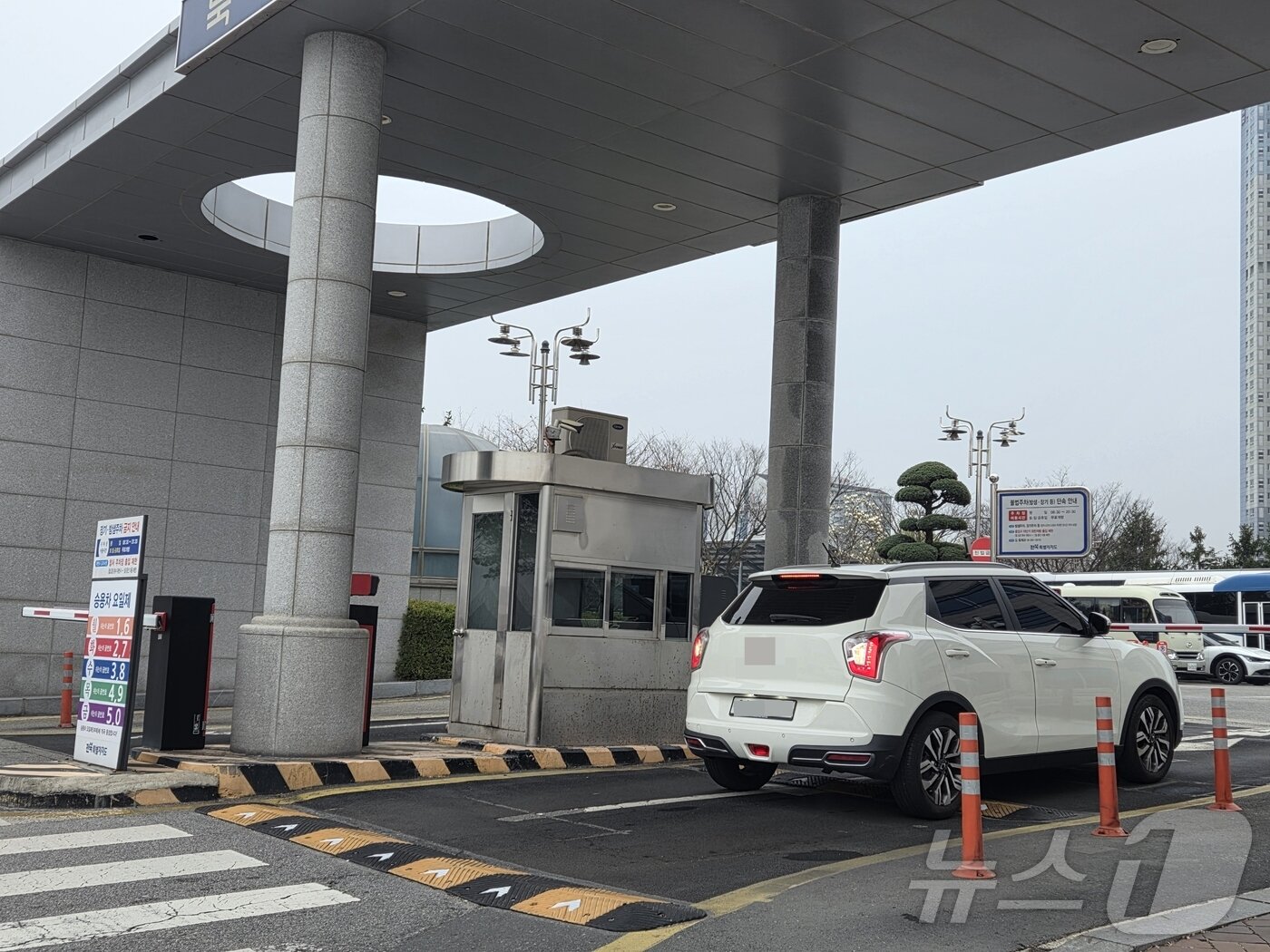 본문 이미지 - 25일 오전 전북도청 북쪽 1문 출입구 앞에서 차량 5부제 제한 대상 차량이 진입을 위해 들어선 모습. ⓒ 뉴스1 장수인 기자