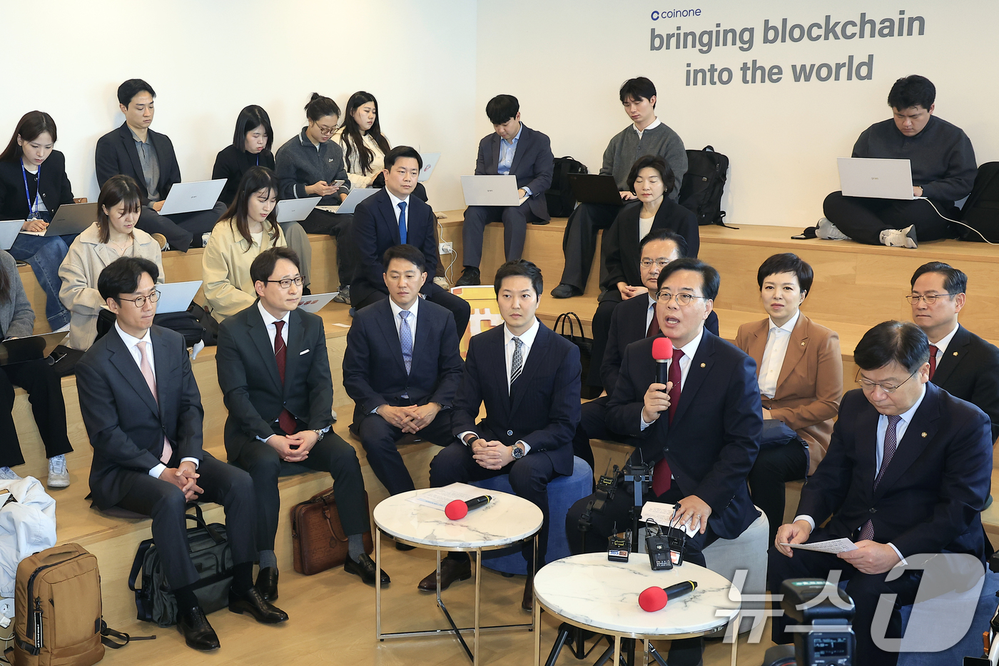 (서울=뉴스1) 박정호 기자 = 송언석 국민의힘 원내대표가 25일 오전 서울시 영등포구 여의대로 디지털자산거래소 코인원에서 열린 디지털자산 과세제도 개선 관련 현장 간담회에서 인사 …