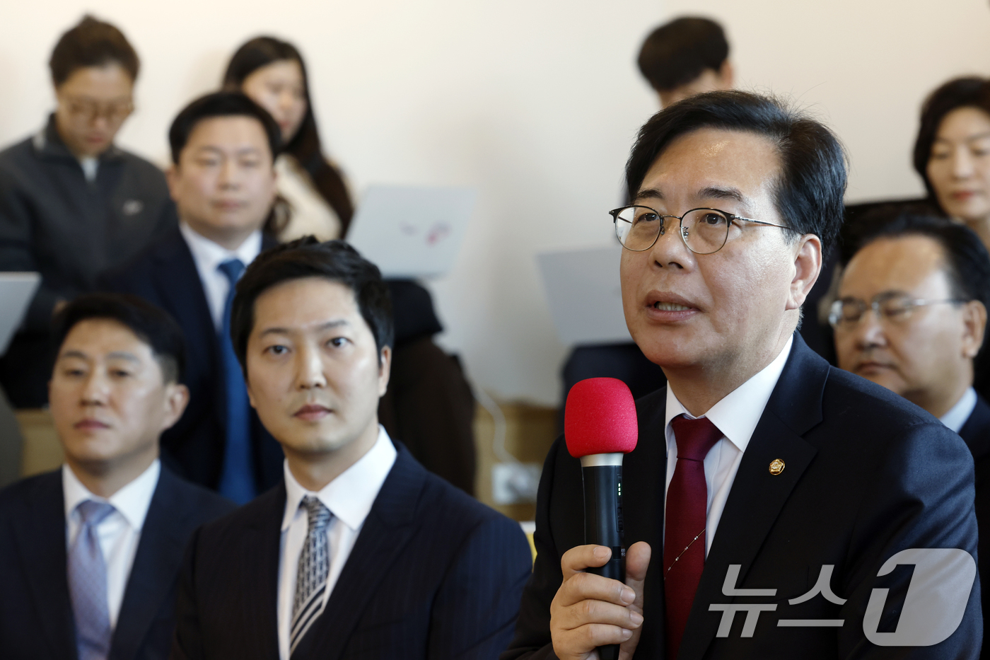 (서울=뉴스1) 박정호 기자 = 송언석 국민의힘 원내대표가 25일 오전 서울시 영등포구 여의대로 디지털자산거래소 코인원에서 열린 디지털자산 과세제도 개선 관련 현장 간담회에서 인사 …