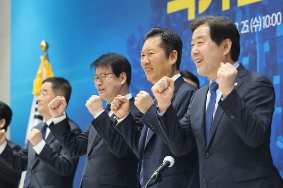 충주 찾아 파이팅 외치는 정청래 대표