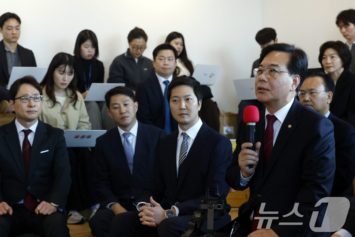 (서울=뉴스1) 박정호 기자 = 송언석 국민의힘 원내대표가 25일 오전 서울시 영등포구 여의대로 디지털자산거래소 코인원에서 열린 디지털자산 과세제도 개선 관련 현장 간담회에서 인사 …