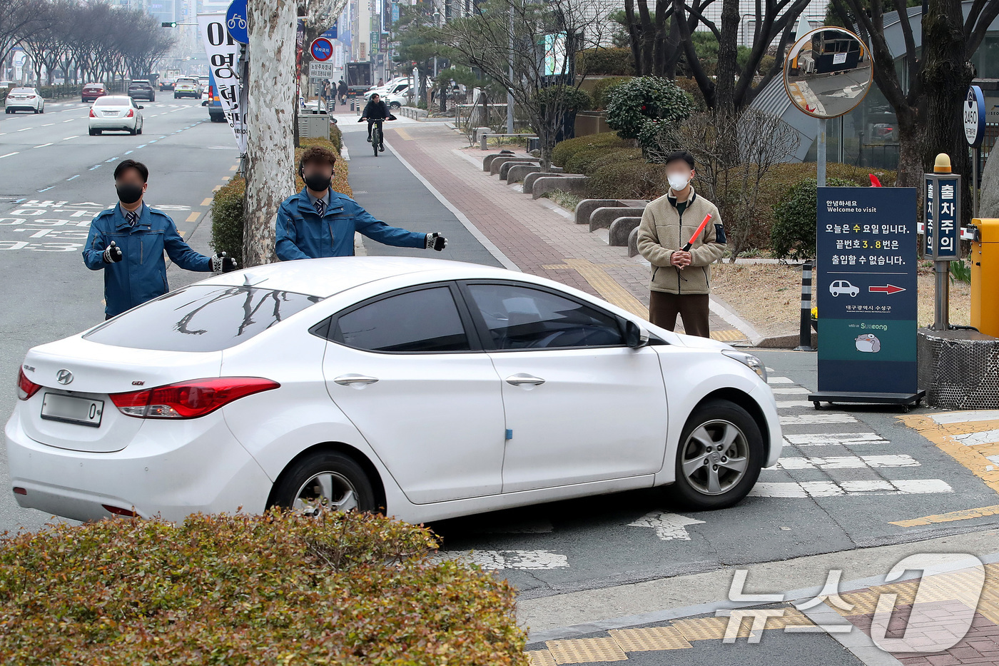 (대구=뉴스1) 공정식 기자 = 공공부문 승용차 5부제(요일제) 의무 시행 첫날인 25일 오전 대구 수성구청 앞에서 청원경찰과 구청 관계자가 차량 출입을 통제하고 있다. 2026. …