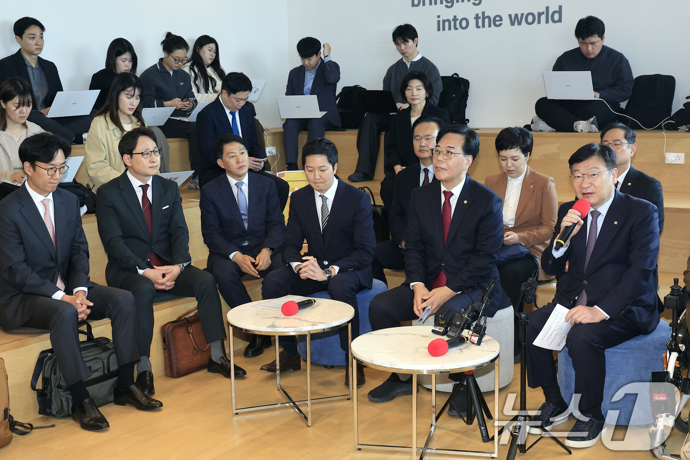 (서울=뉴스1) 박정호 기자 = 정점식 국민의힘 정책위의장이 25일 오전 서울시 영등포구 여의대로 디지털자산거래소 코인원에서 열린 디지털자산 과세제도 개선 관련 현장 간담회에서 인 …